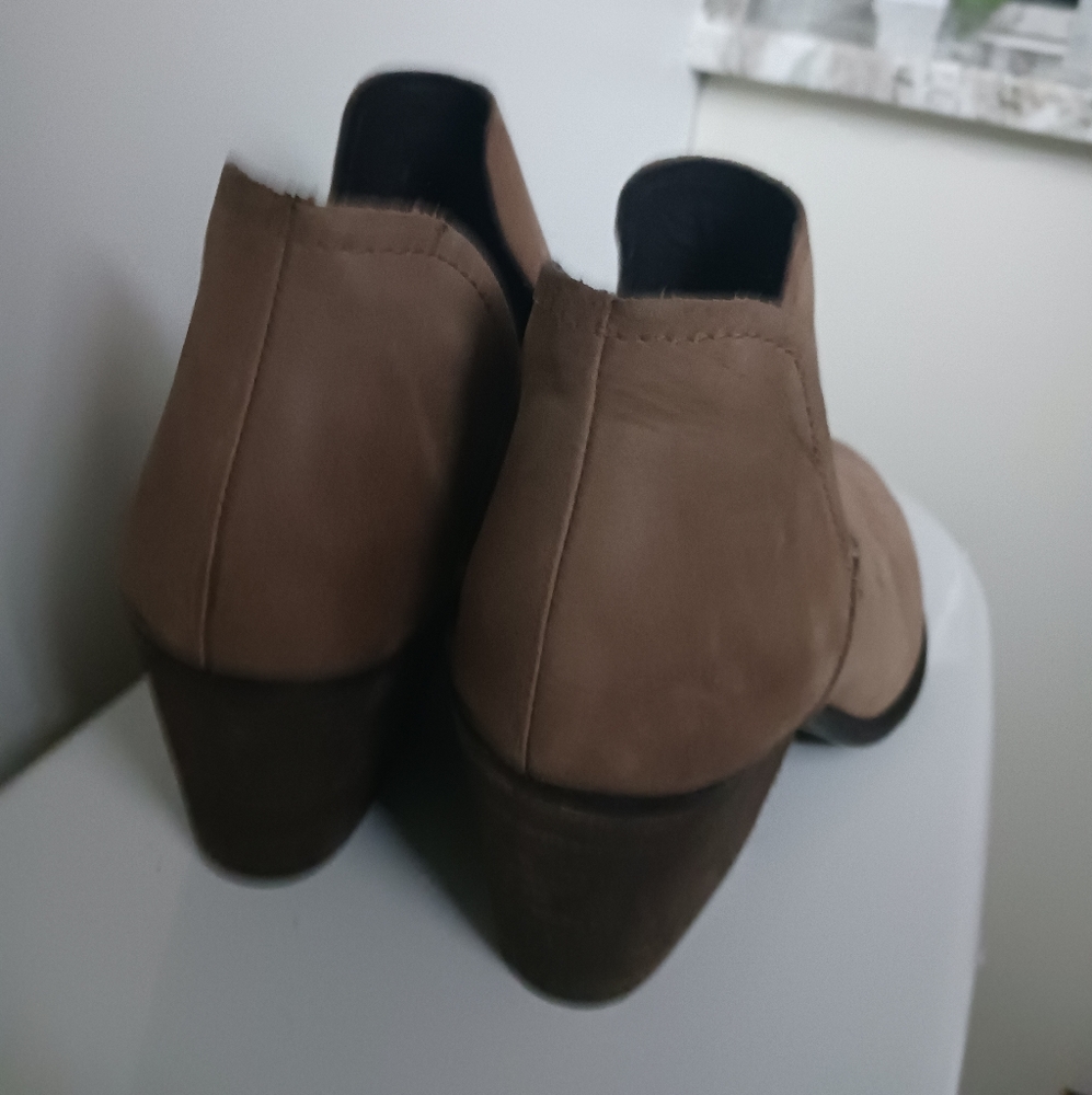 Steve Madden ankle boot with double v - Picture 3 of 3
